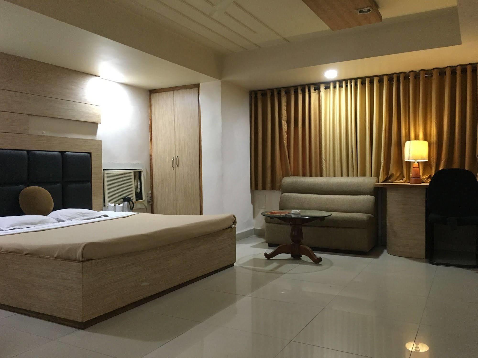 Hotel Grand Arjun Rāipur Eksteriør billede